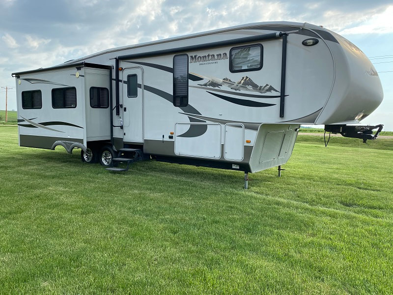 Prairie Lakes RV sells used 5th wheel trailers.